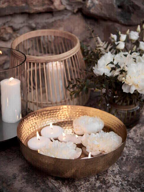 Dekoracje ślubne, świeczki i drewniane lampiony