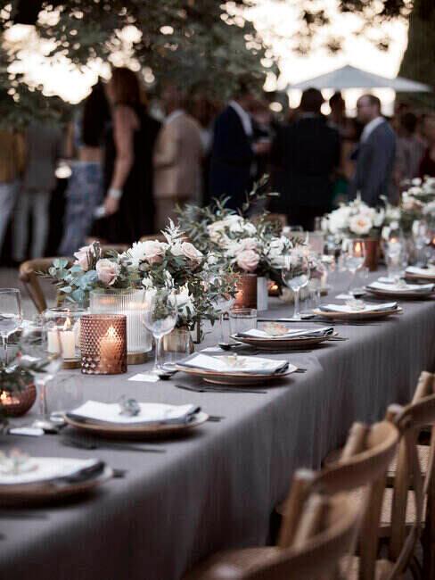 Stół przygotowany na obiad weselny