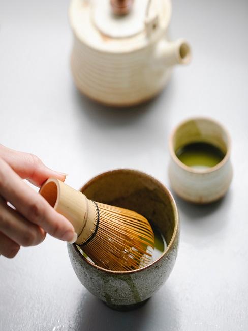 Proces parzenia herbaty matcha