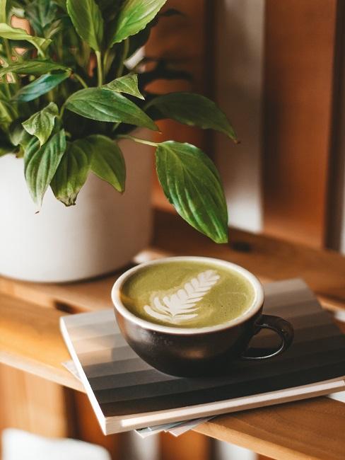 Matcha z mlekiem w filiżance