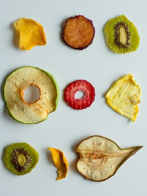 Suszone owoce ułożone obok siebie