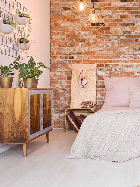 Skrzynki w sypialni jako półka nocna przy łóżku