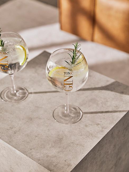 kieliszek z drinkiem z ginem
