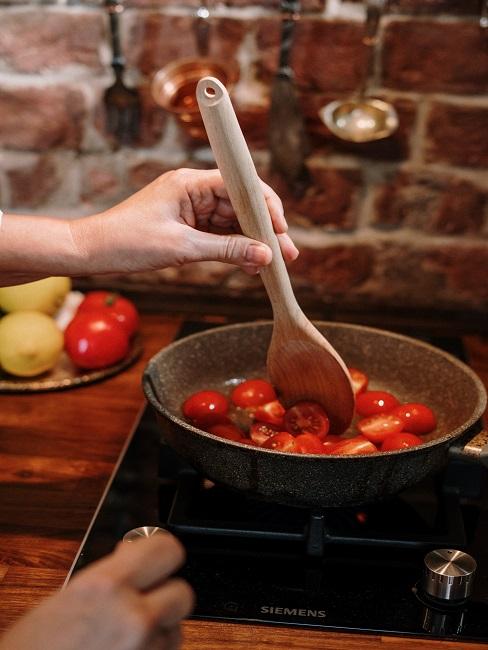 Pomidory na patelni na przetwory z pomidorów