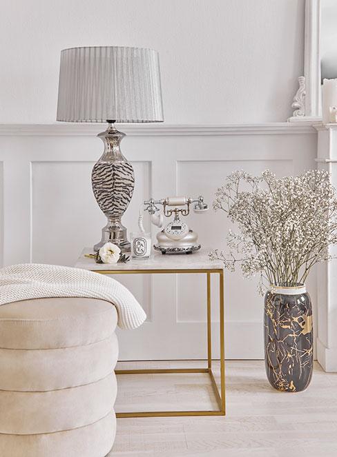 elegancke dekoracje retro z lampą w zeberkę w beżowym salonie