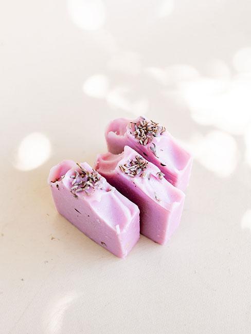 rźczien robione mydło z lawendą w stylu prowansalskim
