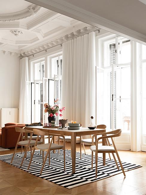 jadalnia w kamienicy ze sztukaterią z krzesłami w stylu japandi