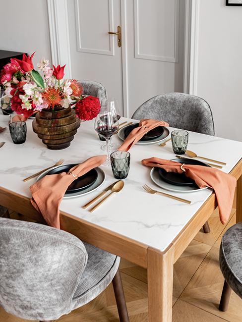 zbliżenie na prostokątnym stół z marmurowym blatem przy szarych krzesłach z aksamitu