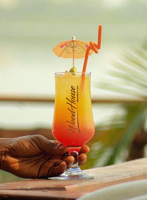 Zbliżenie na drink Sex on the Beach na plaży