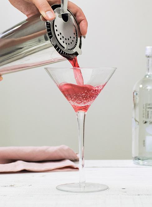 drink z wódką Cosmopolitan nalewany do kieliszka
