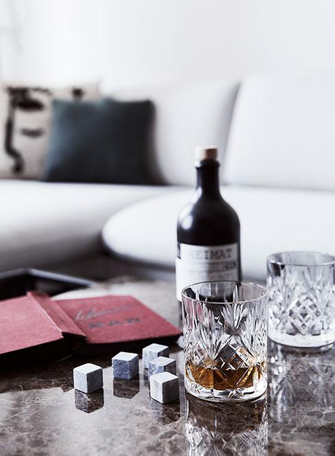 Szklanki z whisky i kostki to schłodzenia na stole