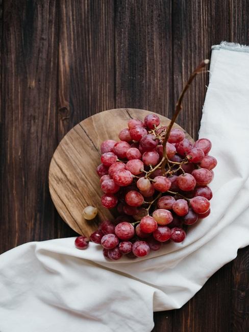 Winogrona na drewnianej desce