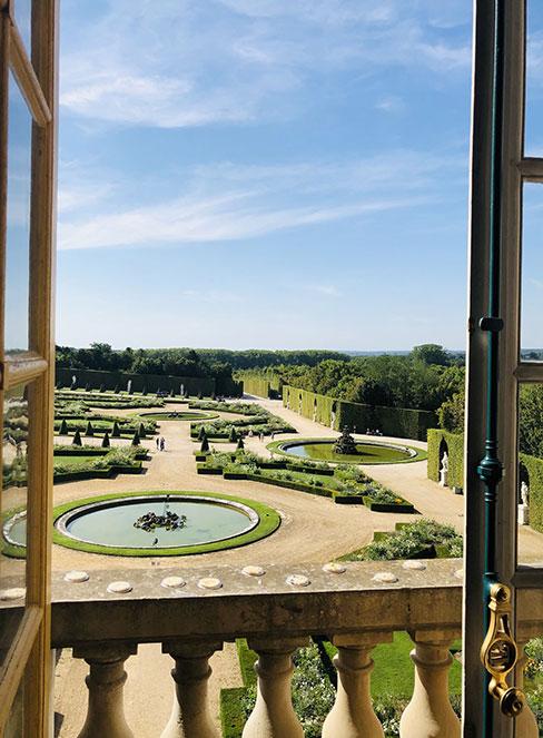 widok na ogród francuski z okien wersalu