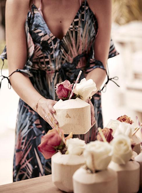 drink z rumem w kubkach ze skorupy kokosa