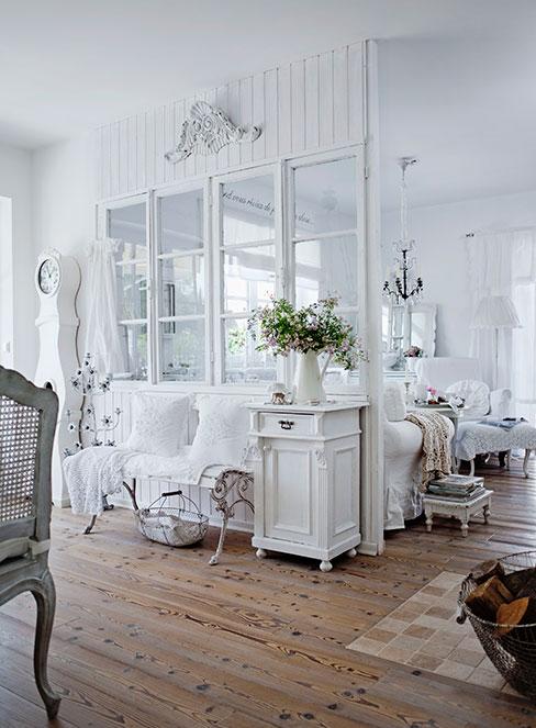 biały salon ze ścianą działową w stylu shabby chic