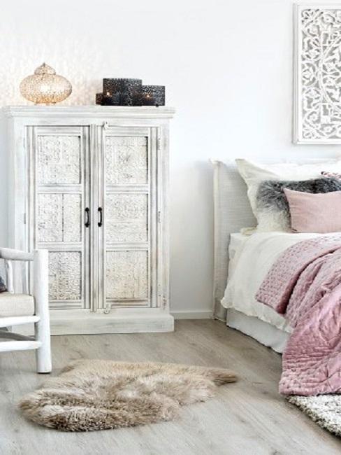 sypialnia w stylu shabby chic z bielonymi meblami i dekoracjami w stylu boho