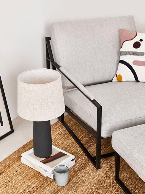 Jasny fotel i lampa obok, kącik w stylu japandi