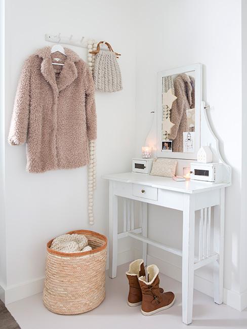 słodka tbiała toaletka w pokoju dzieciecym w stylu rustykalnym