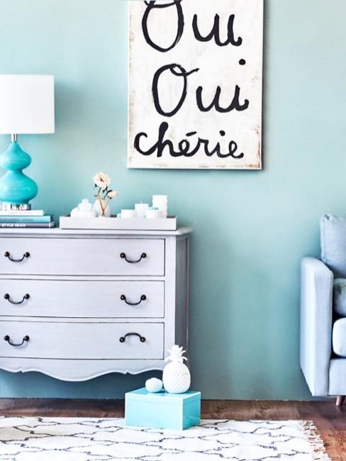 pokój w pastelowych kolorach błękitu z bieloną komodą w stylu rustykalnym