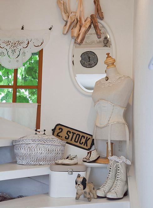 manekin, lustro, baletki i inne dekoracje w stylu shabby chic