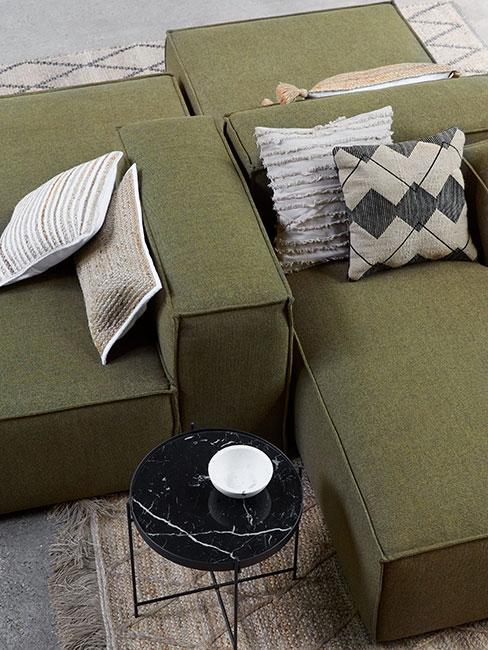 zbliżenie na zieloną sofę modułową w kolorze oliwkowym