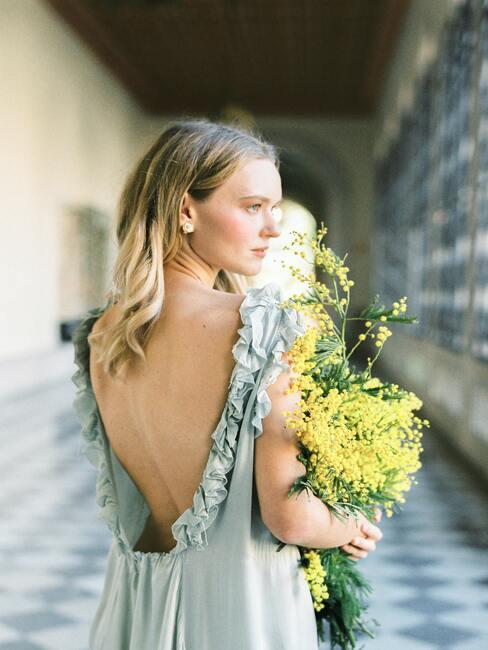 przyszła panna młoda z bukietem polnych kwiatów