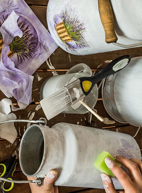 biała bielona kana dekorowana techniką decoupage