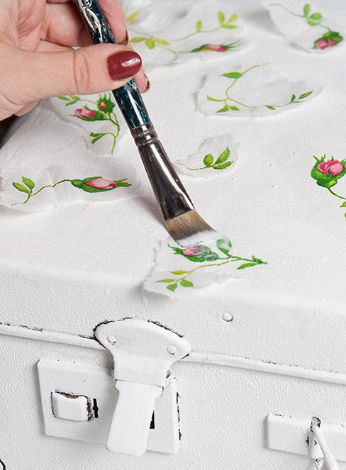 biała skrzynia dekorowana techniką decoupage