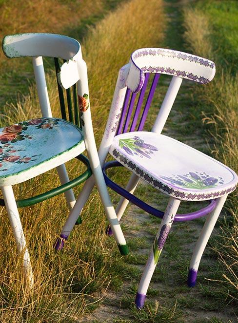 baiłe drewniane krzesła na łące udekorowane techniką decoupage