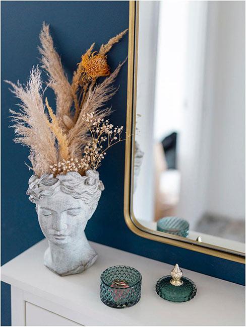 Dekoracje z lustrem na niebieskim tle