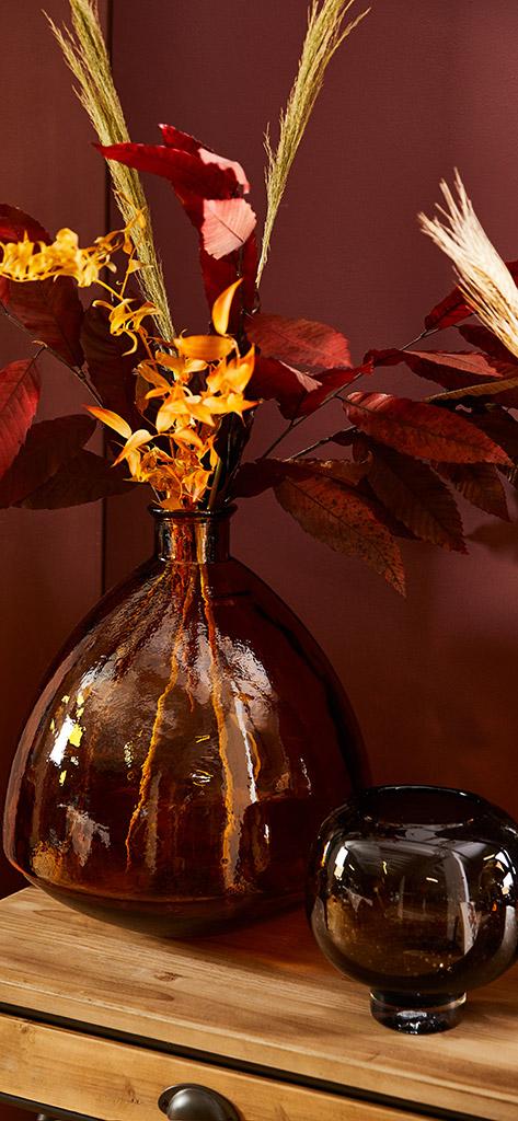 jesienne tapety: bukiet żółto czerwonych liści w wazonie z ciemnego szkła