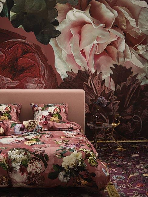 Sypialnia z pościelą w duże kwiaty na tle fototapety w duże holenderskie kwiaty