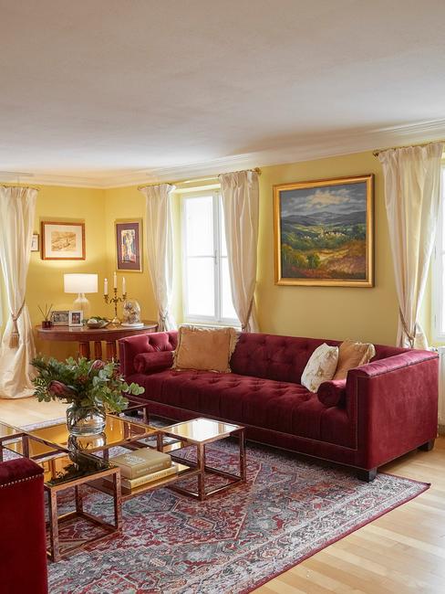 bogate wnętrze z burgundową kanapą