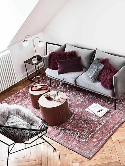 salon z szarą sofą i burgundowymi poduszkami