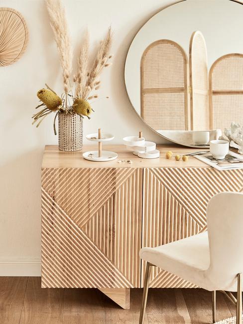 Drewniana komoda z krzesłem tapicerowanym i lustrem