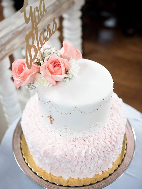 Tort na chrzest dla dla dziewczynki z ozdobnym różańcem i różami