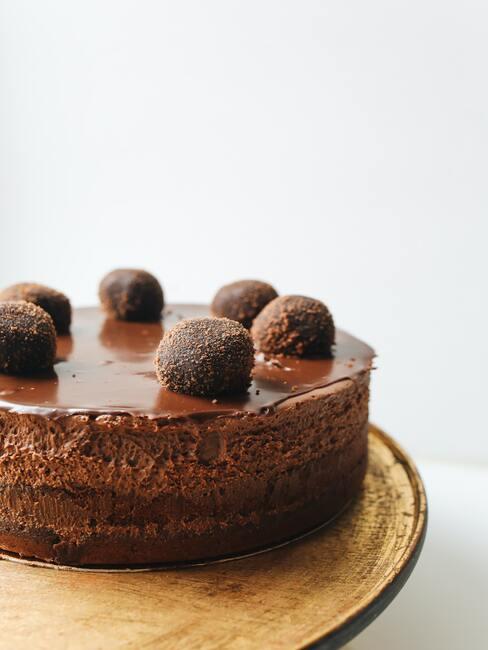 CZekoladowy tort z pralinami na wierzchu