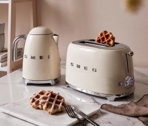 Beżowe dodatki do kuchni, czajnik i toster firmy smeg