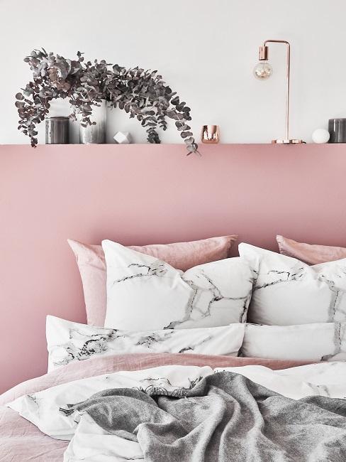 Pudrowy róż na zagłówku w sypialni