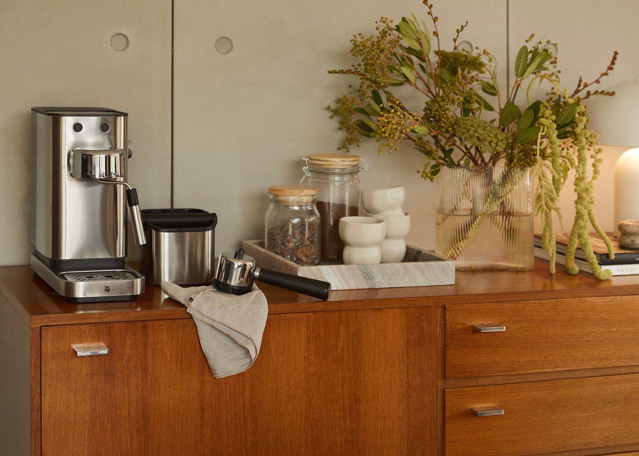 kącik kawowy w kuchni w odcieniach beżu i drewna