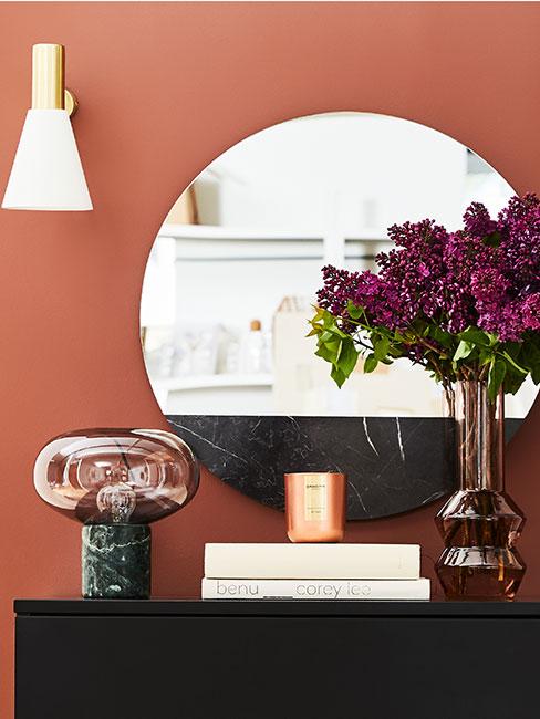 Dekoracje połączone ze ścianą w kolorze terakoty