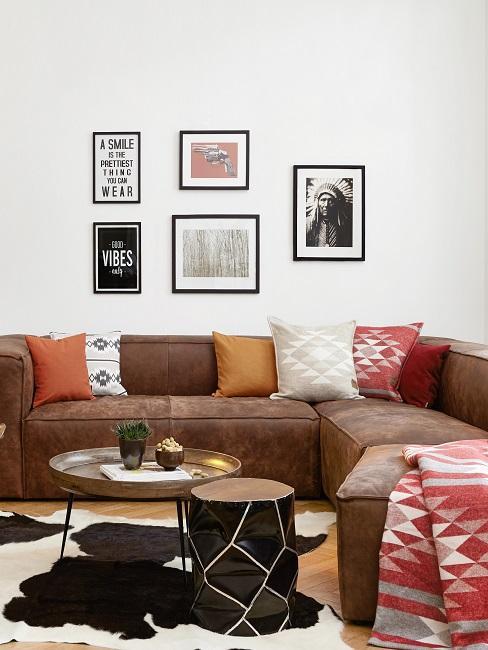 Poduszki w odcieniach terakoty na sofię