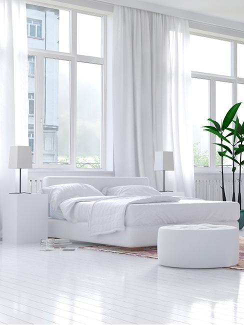 duży salon w lofcie w bieli z białymi podłogami