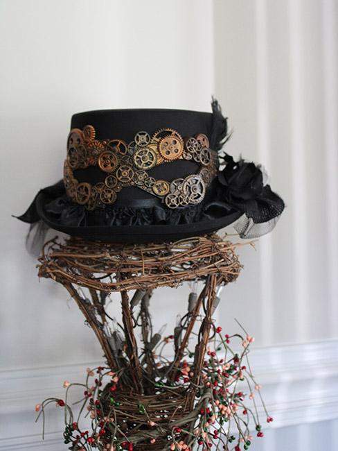 Kapelusz w stylu steampunk ze złotą maską