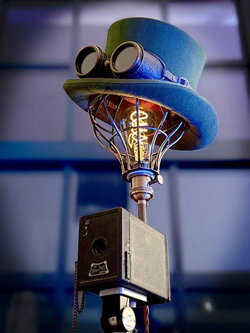 lampa w stylu steampunk, z kapeluszem i okularami w stylu steampunk