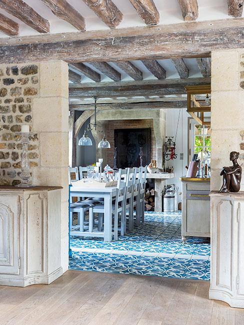 Fragment ściany w kuchni z cegłami