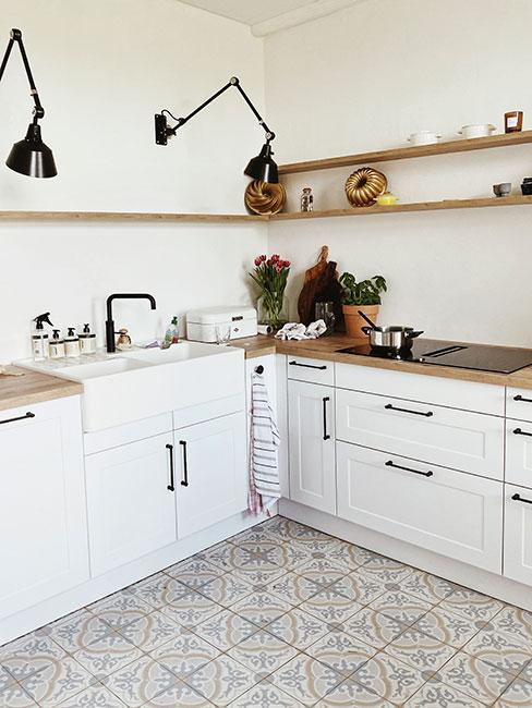 biała kuchnia w stylu skandynawskim z drewnianymi blatami i półkami
