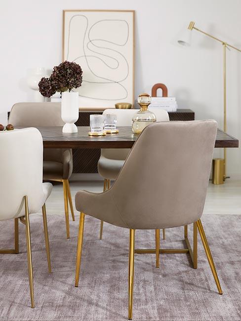 Krzesła w beżowych odcieniach ze złotymi nózkami