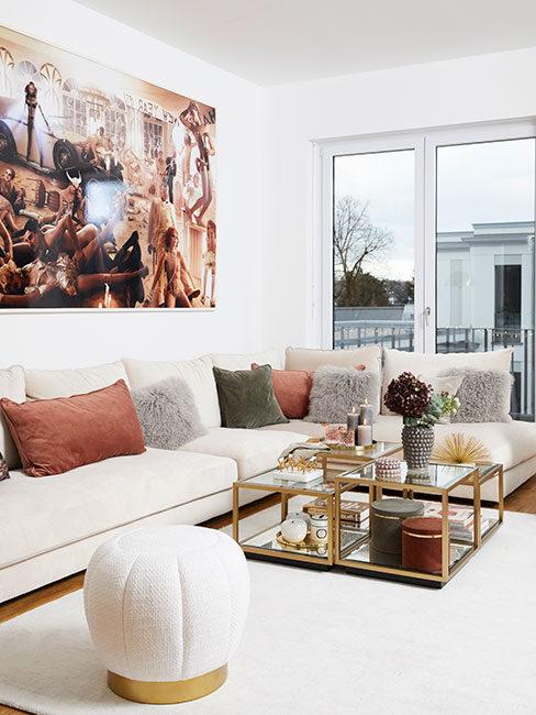 salon w stylu modern classic, białe ściany, biała kanapa, stolik ze złotymi elementami, dekoracje w jasnych kolorach, różu i szarości