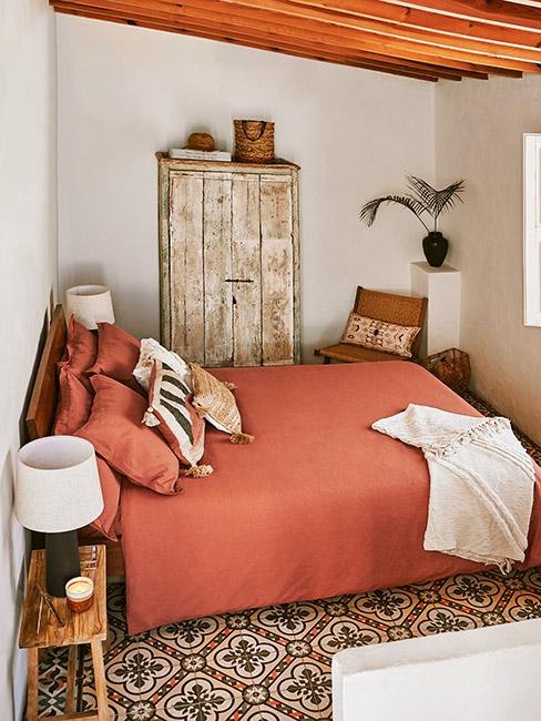 mała orientalna sypialnia w kolorze terakoty